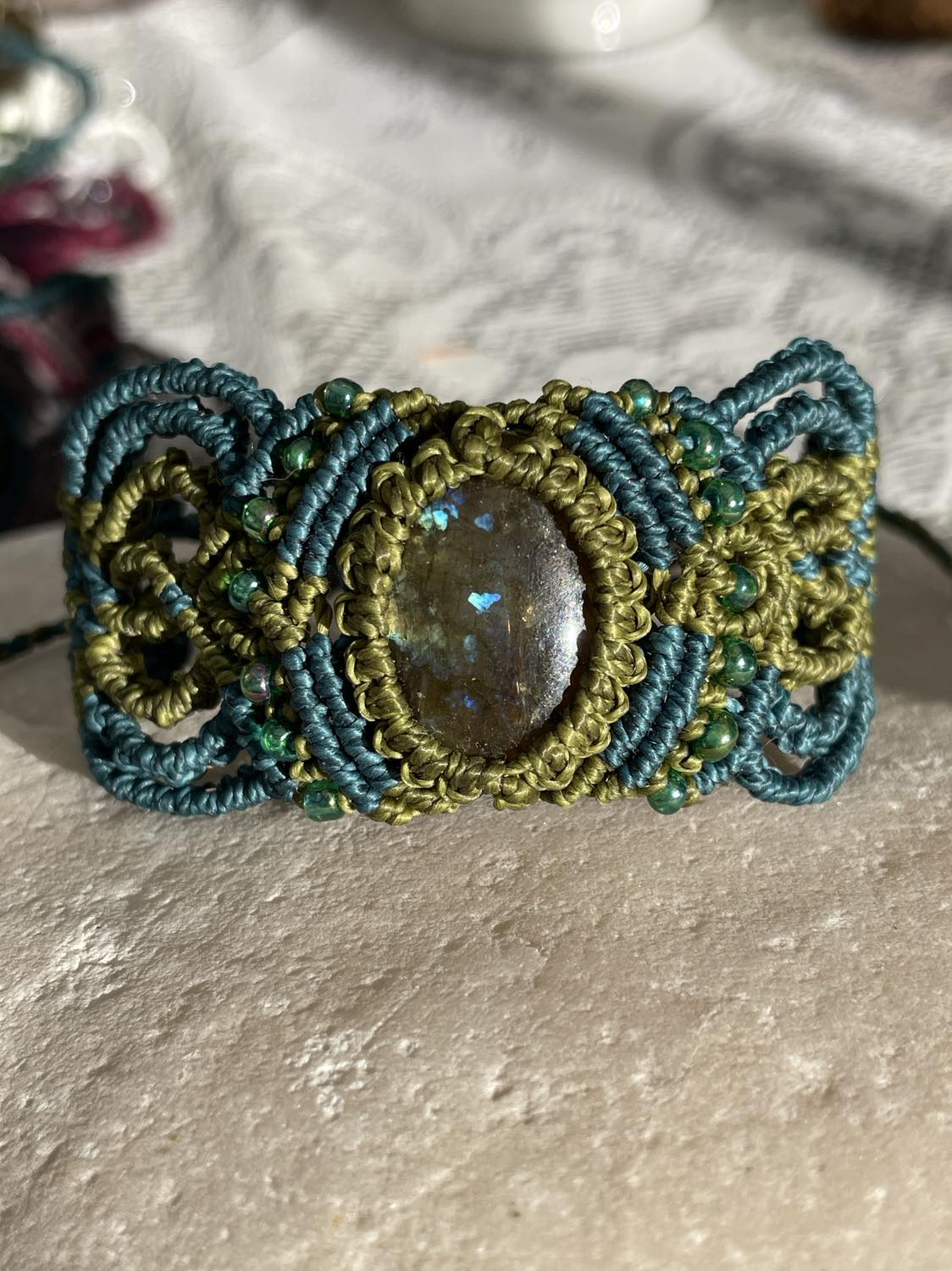 Armband med labradorit och små glaspärlor.