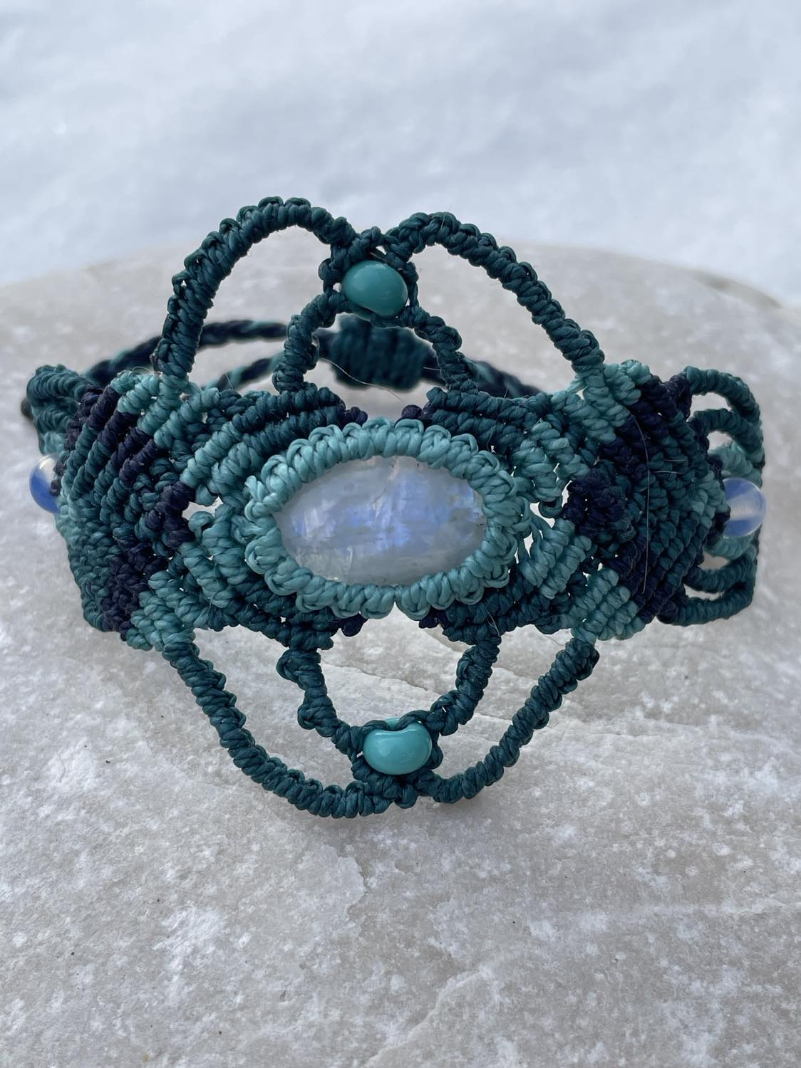 Armband med regnbågsmånsten