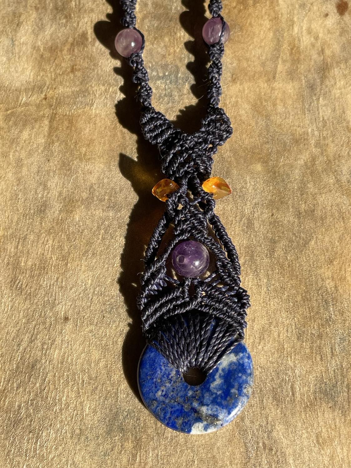 Lapis lazuli, ametistpärlor och bärnsten